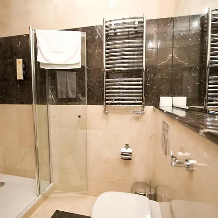 薇拉扎古酒店 Okuniew